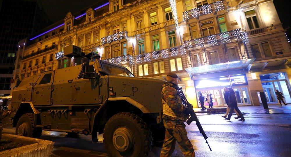 soldati pattugliano sulle strade di Bruxelles