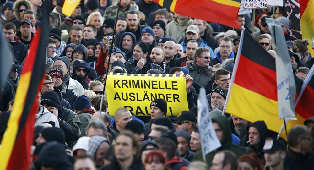 gente che protesta contro gli immigrati in germania