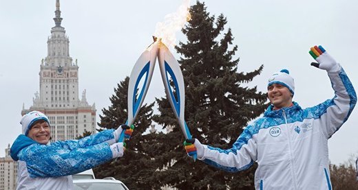 Elena Belkina con la fiaccola delle Paralimpiadi di Sochi 2014