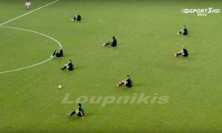calciatori seduti a terra x protesta