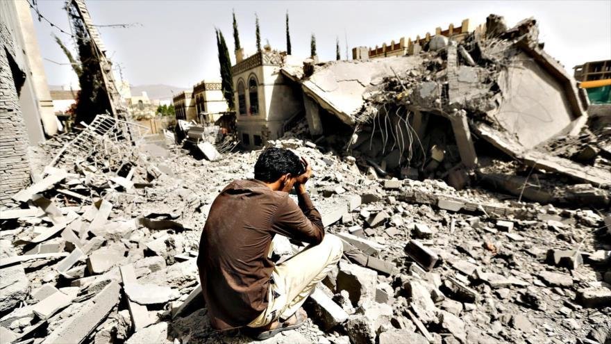 Yemen uomo tra le macerie della sua casa distrutta