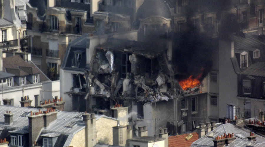 esplode palazzo nel centro di parigi