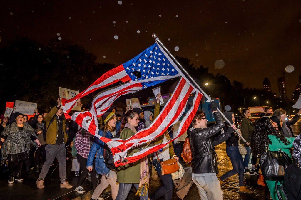 manifestanti pagati contro trump