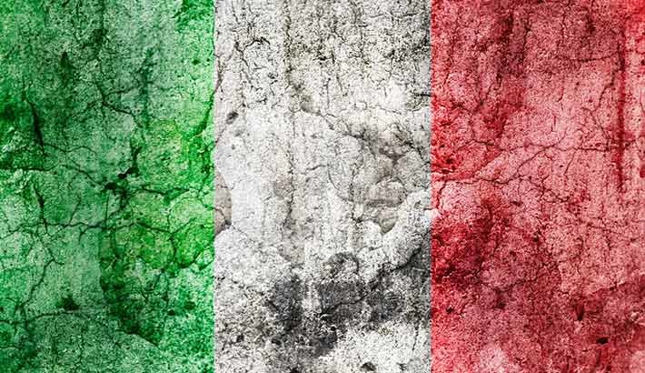 bandiera italiana dipinta su asfalto
