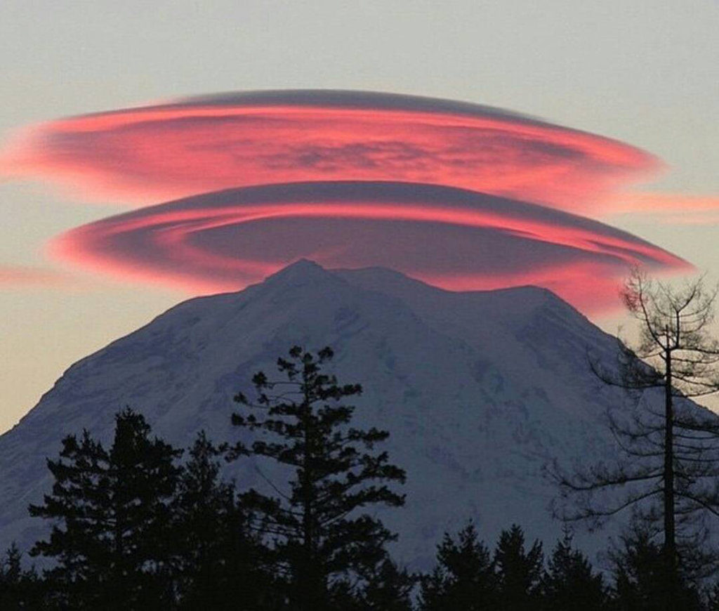Clicare per ingrandire Lenticular clouds at My Rainier