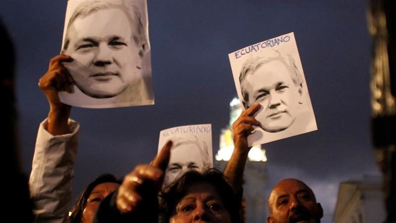 Ecuadorians protest over Assange