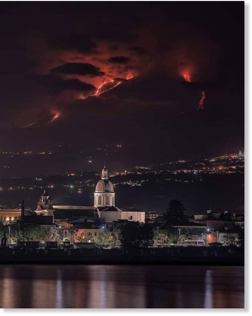 l'Etna che erutta sopra Riposto (CT), Sicilia, 31 maggio 2019