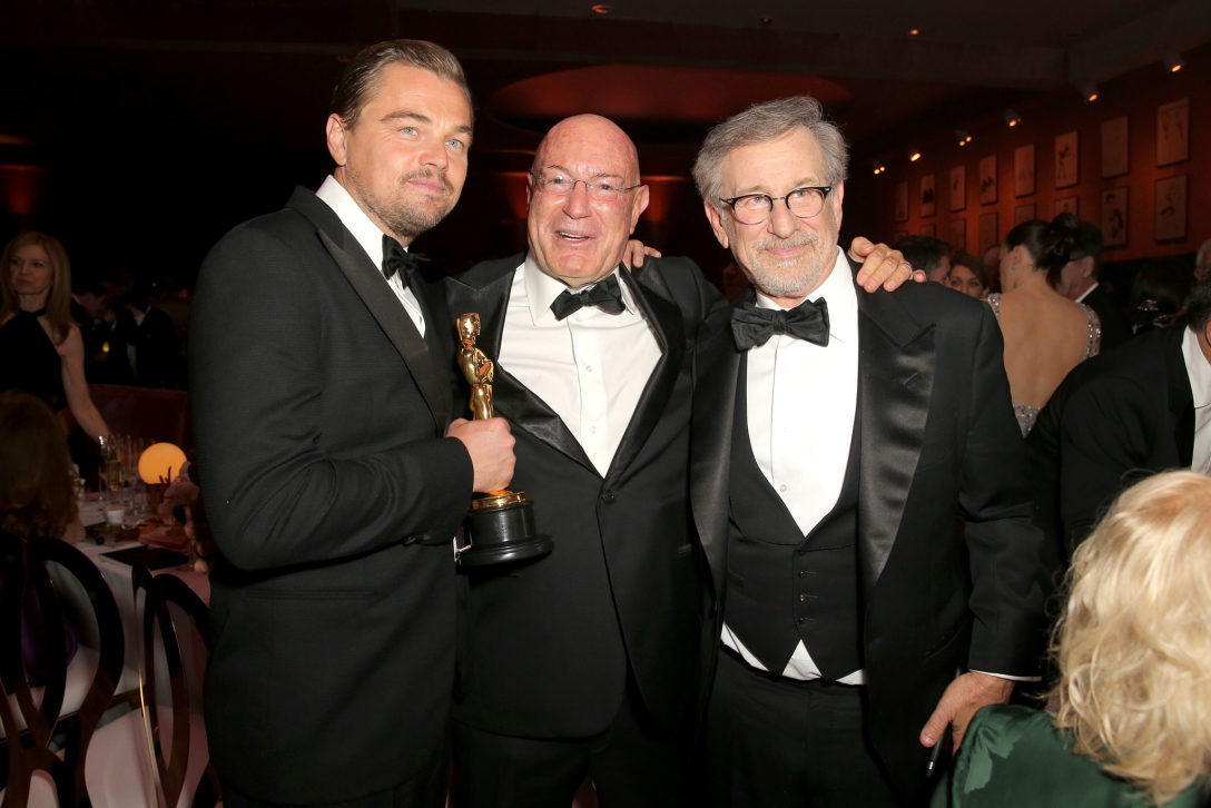 Arnon Milchan flanked by Leonardo DiCaprio and Steven Spielberg at the 2016 Oscars