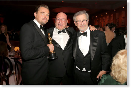 Arnon Milchan flanked by Leonardo DiCaprio and Steven Spielberg at the 2016 Oscars