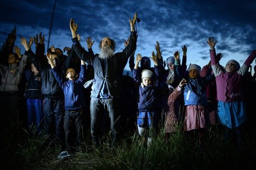 Clicare per ingrandire Poteryaevka village, Altai Oblast. Evening prayer in the Orthodox community.