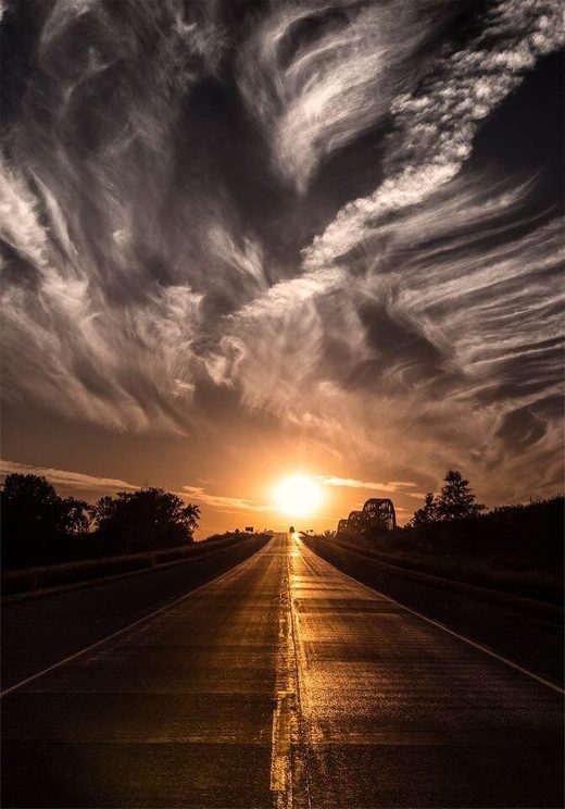 Clicare per ingrandire Sunset sky over Highway 30