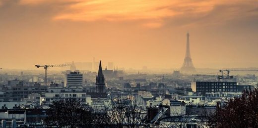 A Parigi strano odore di zolfo e cielo giallo, sui social è caccia alla causa