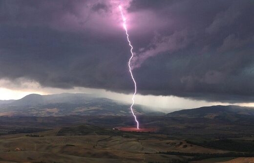 Clicare per ingrandire Struck by Lightning